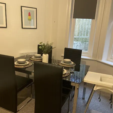 The Sand Bank - Flat 1, Cosy, Central, Sleeps 4, 7 Min From The Beach, Pet Friendly, Parking, Wifi, Kitchen,Washer,Private Exit Bournemouth Exterior photo