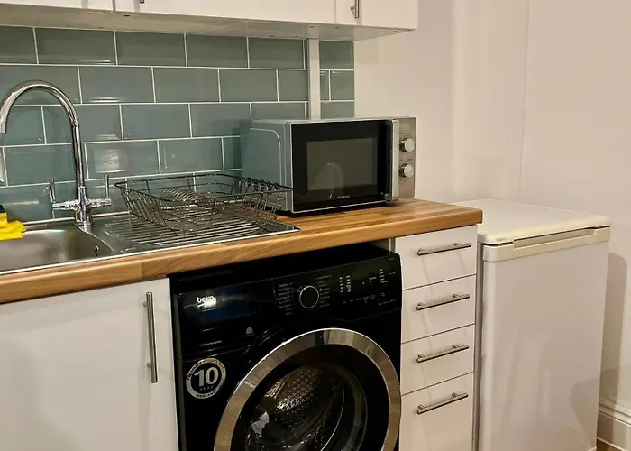 The Sand Bank - Flat 1, Cosy, Central, Sleeps 4, 7 Min From The Beach, Pet Friendly, Parking, Wifi, Kitchen,Washer,Private Exit