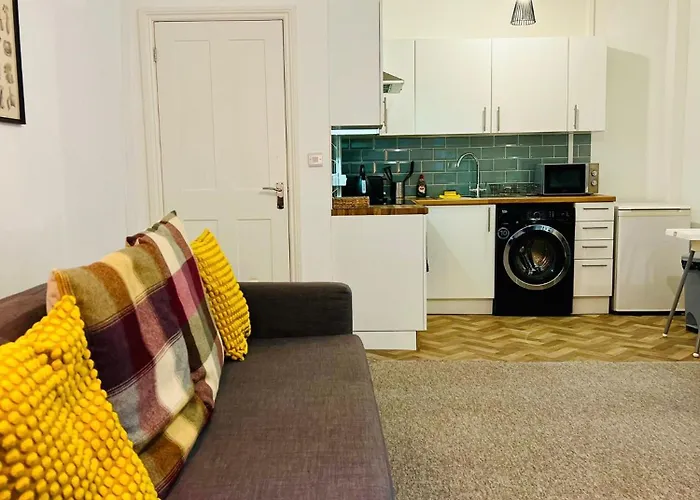 The Sand Bank - Flat 1, Cosy, Central, Sleeps 4, 7 Min From The Beach, Pet Friendly, Parking, Wifi, Kitchen,Washer,Private Exit
