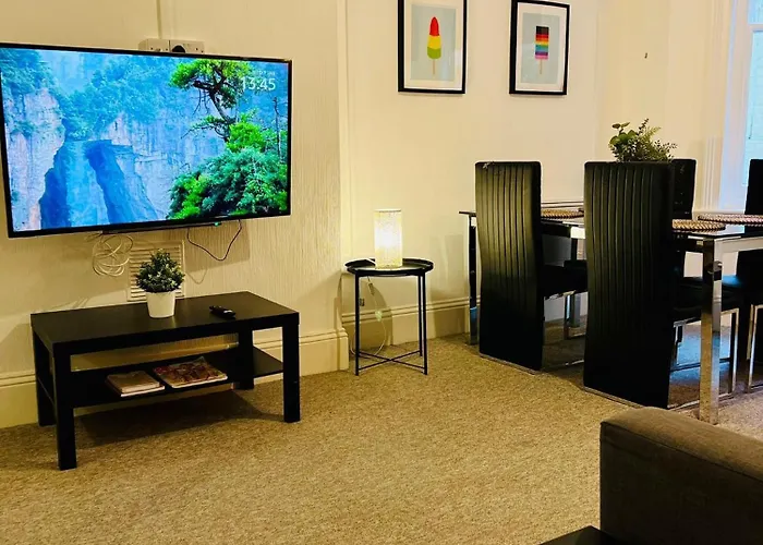 The Sand Bank - Flat 1, Cosy, Central, Sleeps 4, 7 Min From The Beach, Pet Friendly, Parking, Wifi, Kitchen,Washer,Private Exit