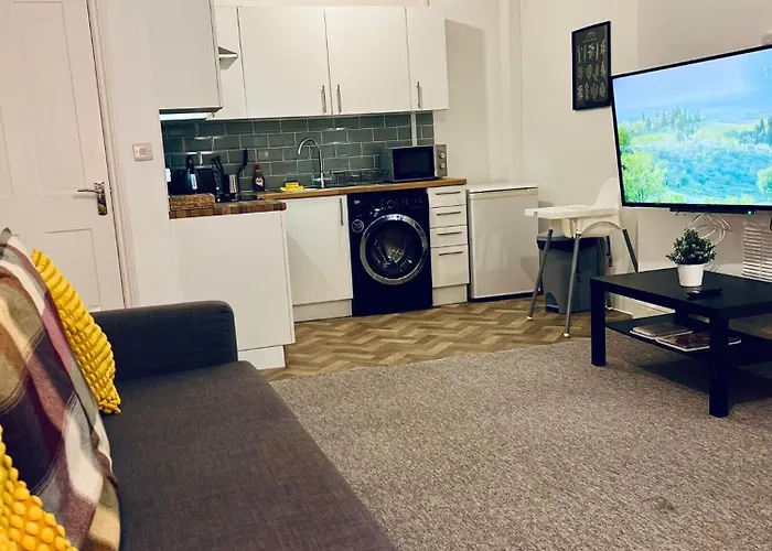 The Sand Bank - Flat 1, Cosy, Central, Sleeps 4, 7 Min From The Beach, Pet Friendly, Parking, Wifi, Kitchen,Washer,Private Exit
