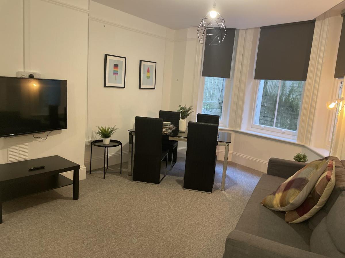 The Sand Bank - Flat 1, Cosy, Central, Sleeps 4, 7 Min From The Beach, Pet Friendly, Parking, Wifi, Kitchen,Washer,Private Exit Bournemouth