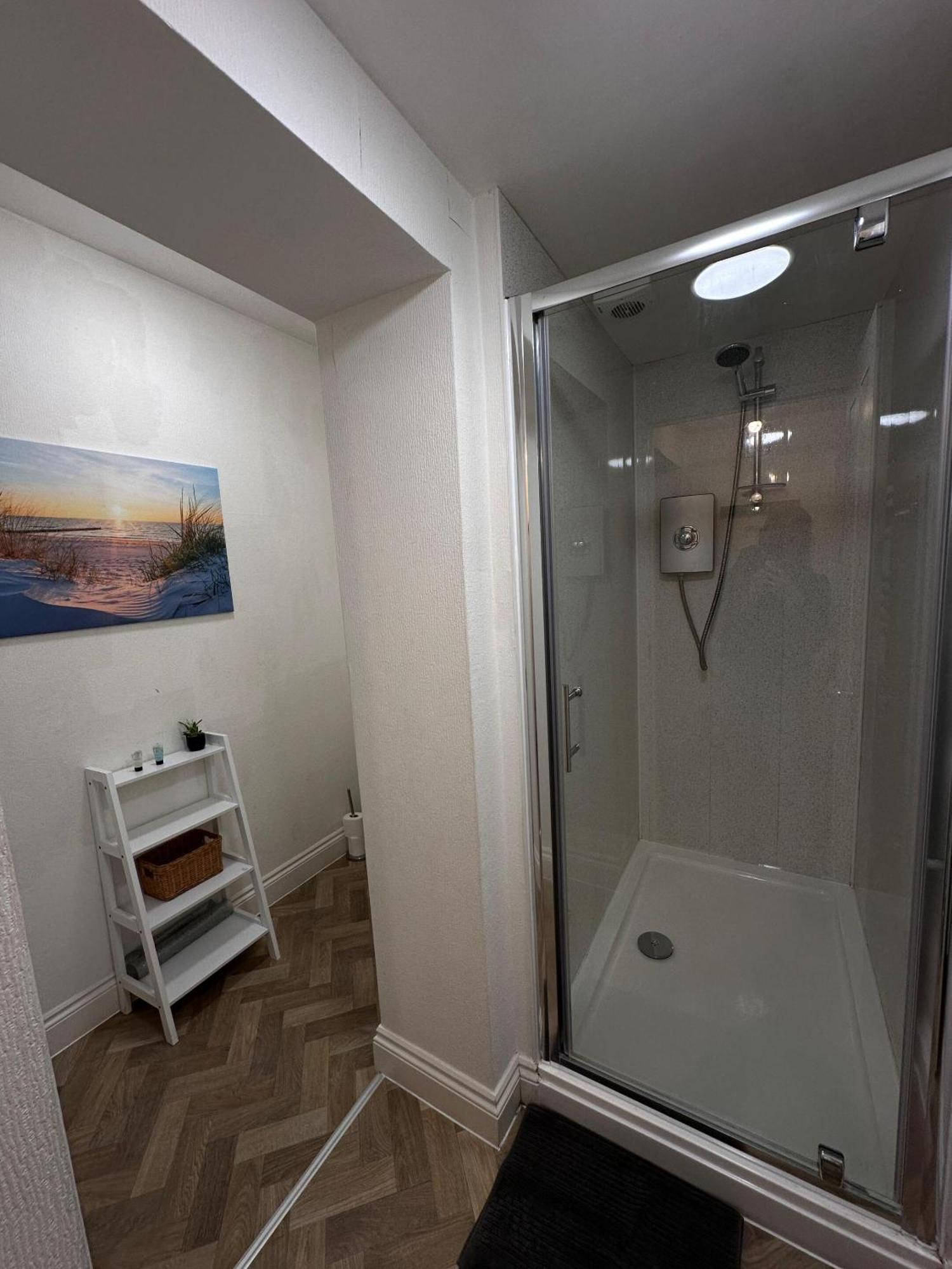 Apartment The Sand Bank - Flat 1, Cosy, Central, Sleeps 4, 7 Min From The Beach, Pet Friendly, Parking, Wifi, Kitchen,Washer,Private Exit *