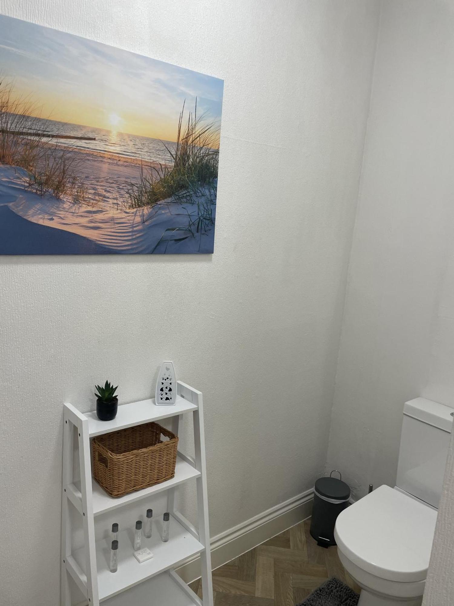 The Sand Bank - Flat 1, Cosy, Central, Sleeps 4, 7 Min From The Beach, Pet Friendly, Parking, Wifi, Kitchen,Washer,Private Exit Apartment Bournemouth