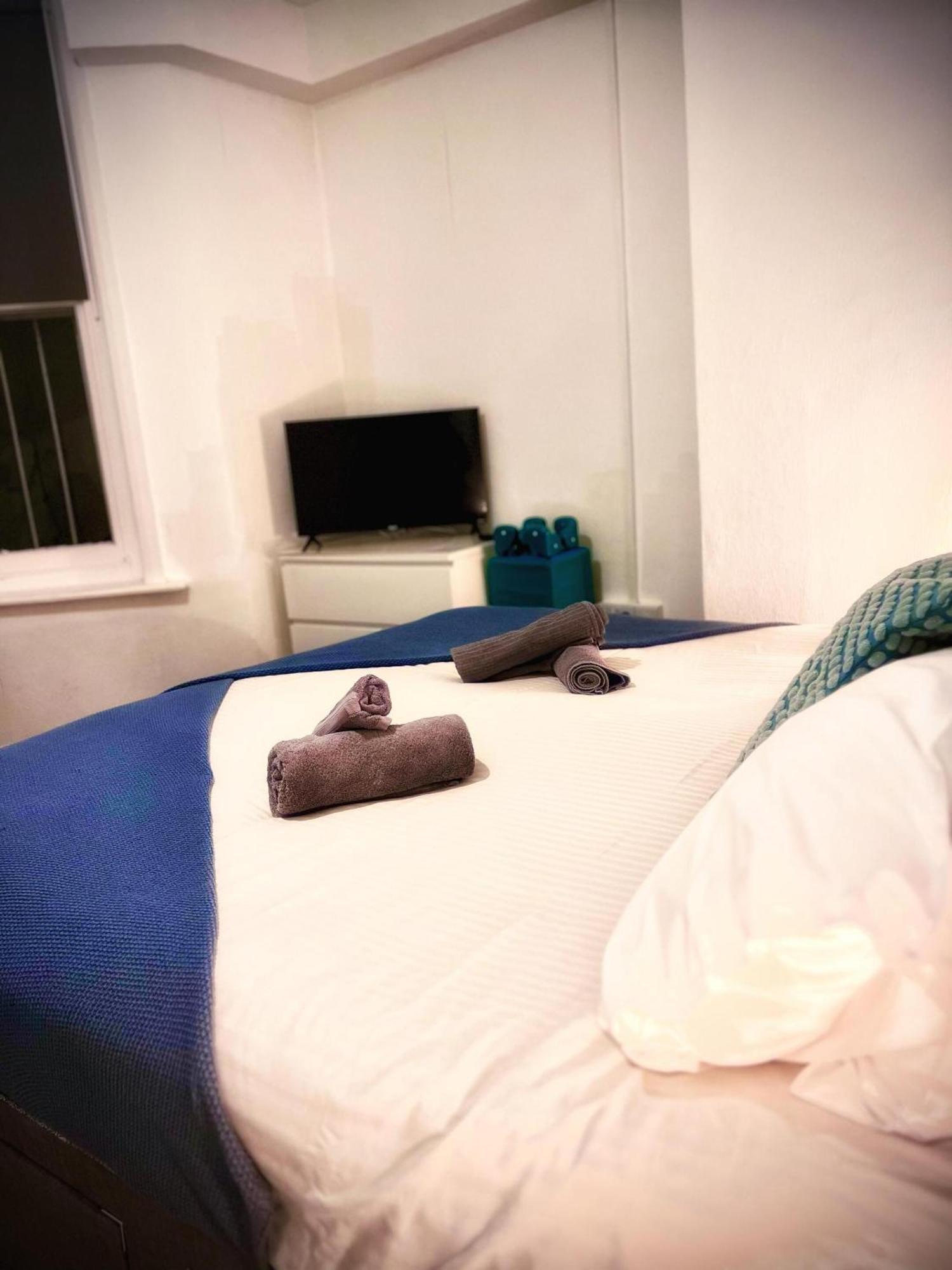 The Sand Bank - Flat 1, Cosy, Central, Sleeps 4, 7 Min From The Beach, Pet Friendly, Parking, Wifi, Kitchen,Washer,Private Exit * Bournemouth