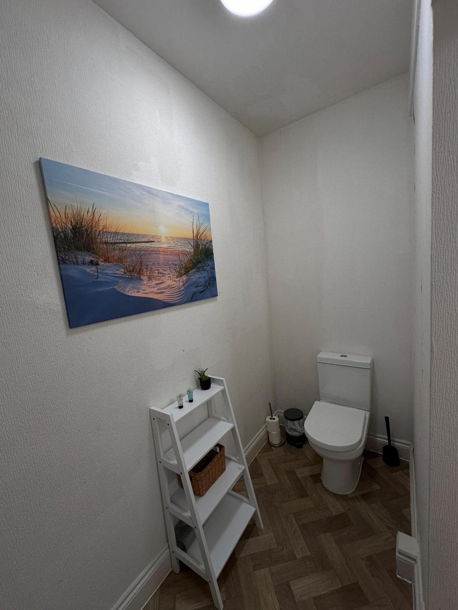 The Sand Bank - Flat 1, Cosy, Central, Sleeps 4, 7 Min From The Beach, Pet Friendly, Parking, Wifi, Kitchen,Washer,Private Exit Apartment Bournemouth