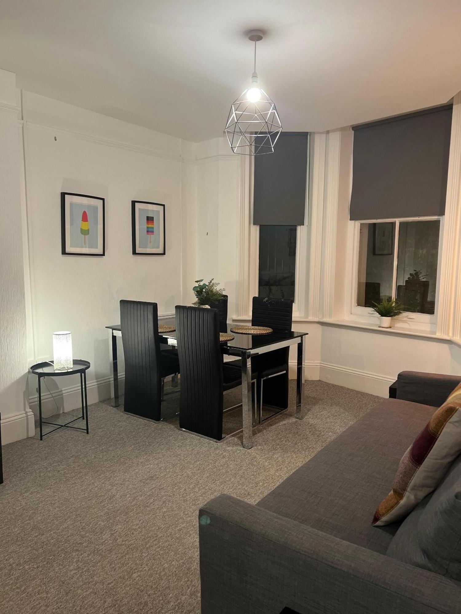 The Sand Bank - Flat 1, Cosy, Central, Sleeps 4, 7 Min From The Beach, Pet Friendly, Parking, Wifi, Kitchen,Washer,Private Exit * Bournemouth