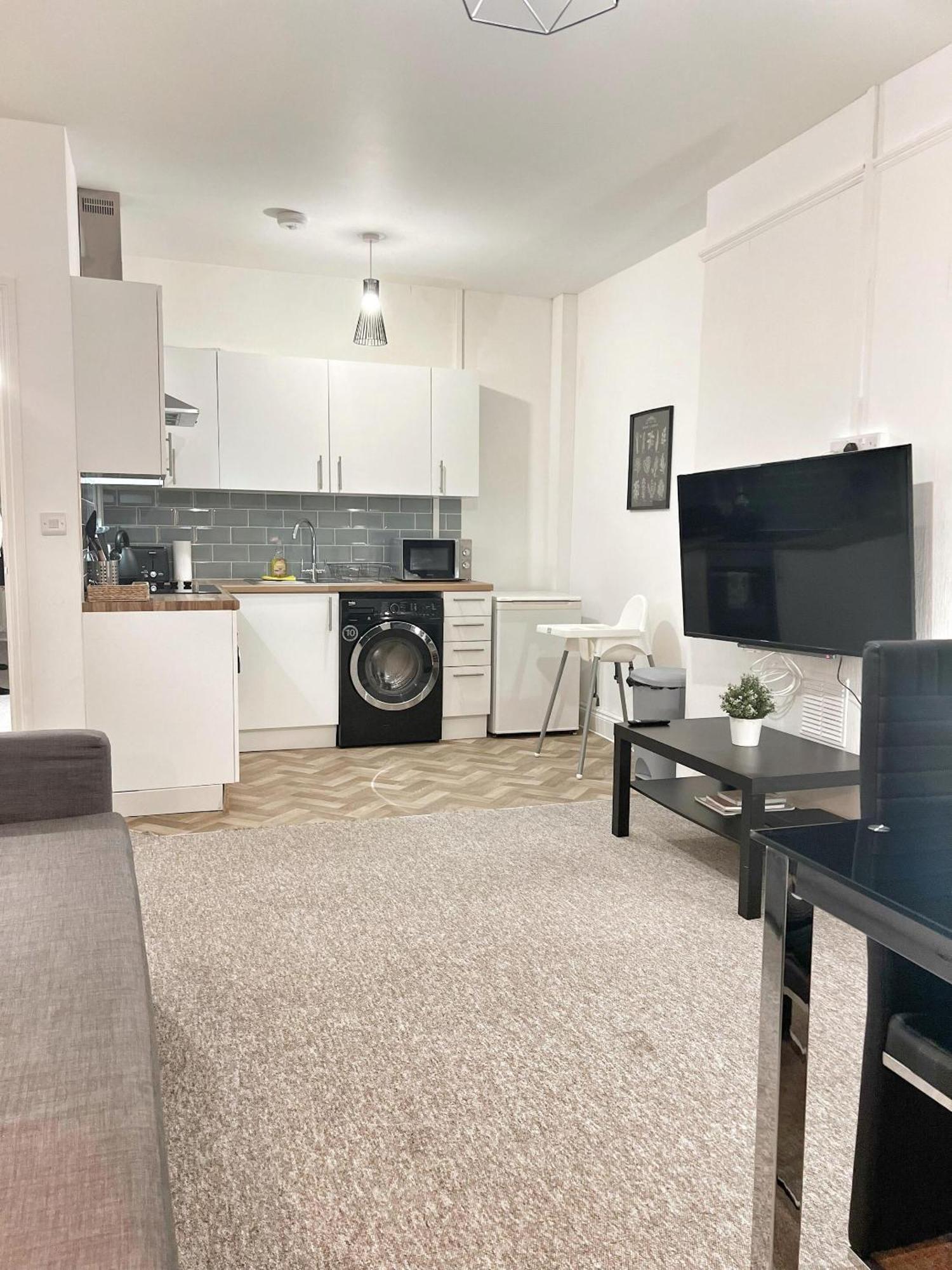 The Sand Bank - Flat 1, Cosy, Central, Sleeps 4, 7 Min From The Beach, Pet Friendly, Parking, Wifi, Kitchen,Washer,Private Exit
