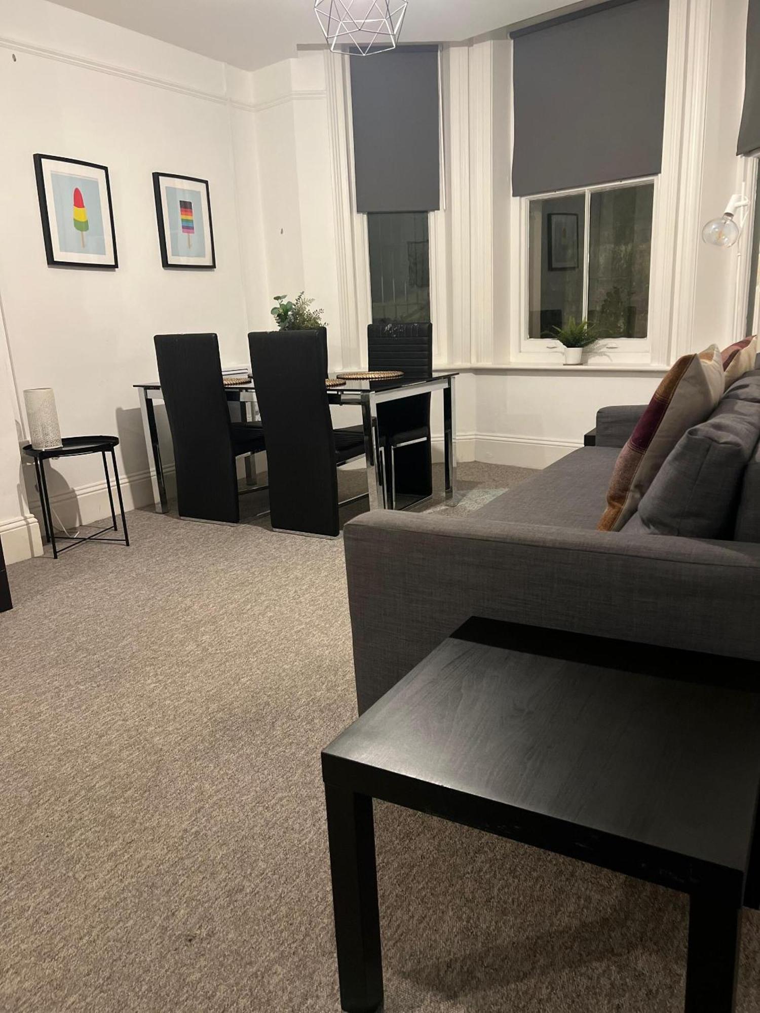 The Sand Bank - Flat 1, Cosy, Central, Sleeps 4, 7 Min From The Beach, Pet Friendly, Parking, Wifi, Kitchen,Washer,Private Exit Apartment