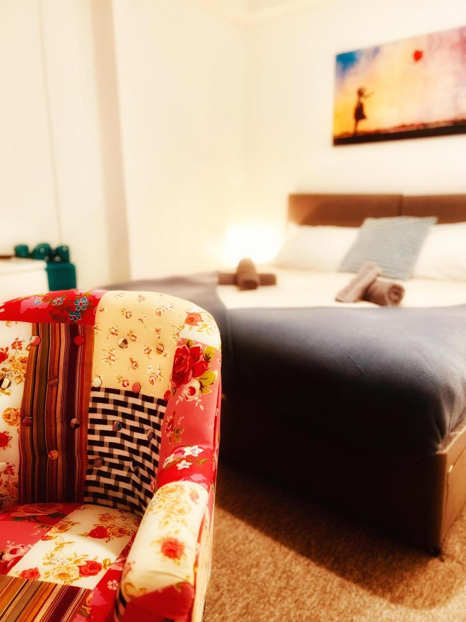Apartment The Sand Bank - Flat 1, Cosy, Central, Sleeps 4, 7 Min From The Beach, Pet Friendly, Parking, Wifi, Kitchen,Washer,Private Exit