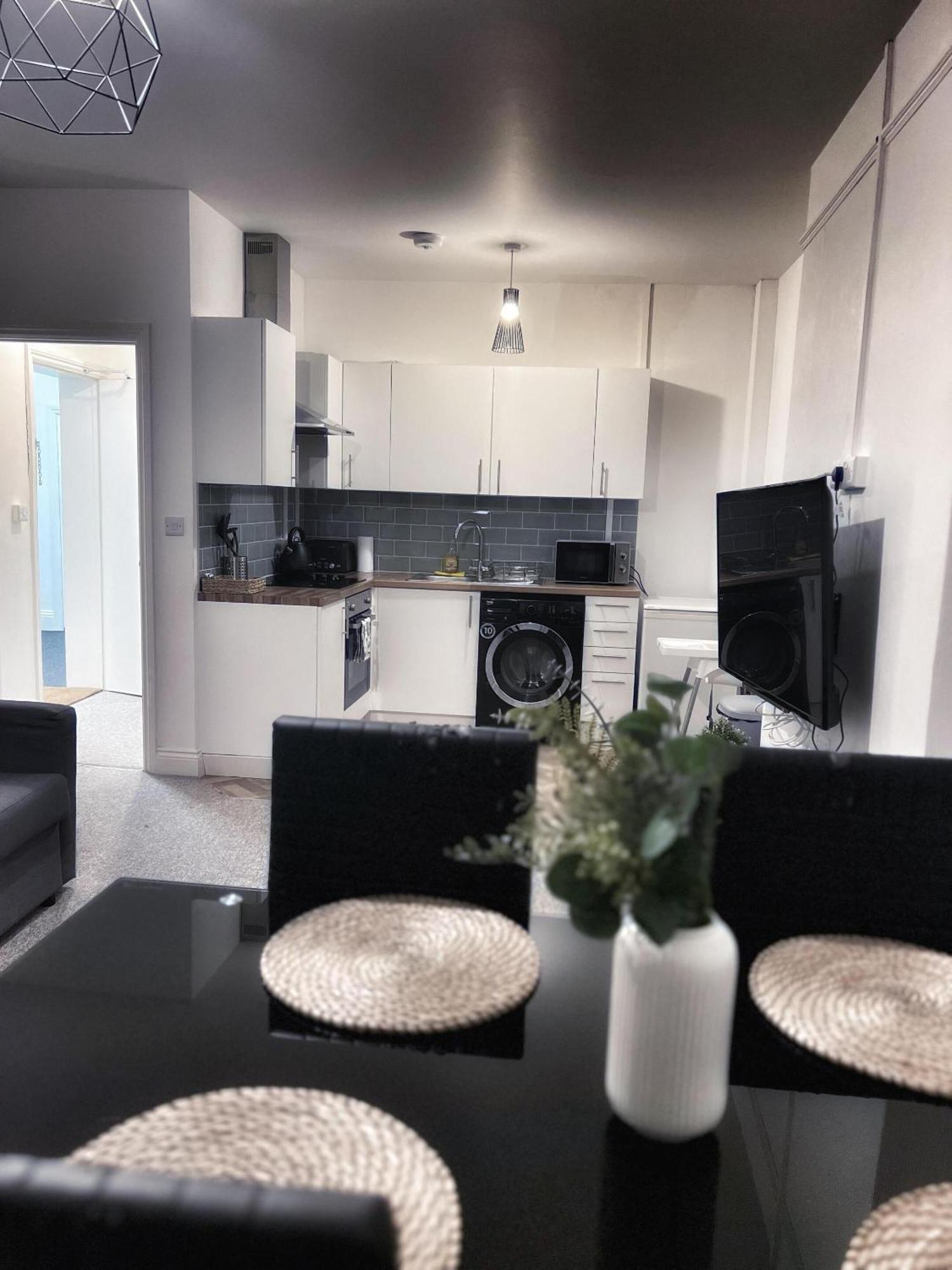 The Sand Bank - Flat 1, Cosy, Central, Sleeps 4, 7 Min From The Beach, Pet Friendly, Parking, Wifi, Kitchen,Washer,Private Exit Apartment Bournemouth