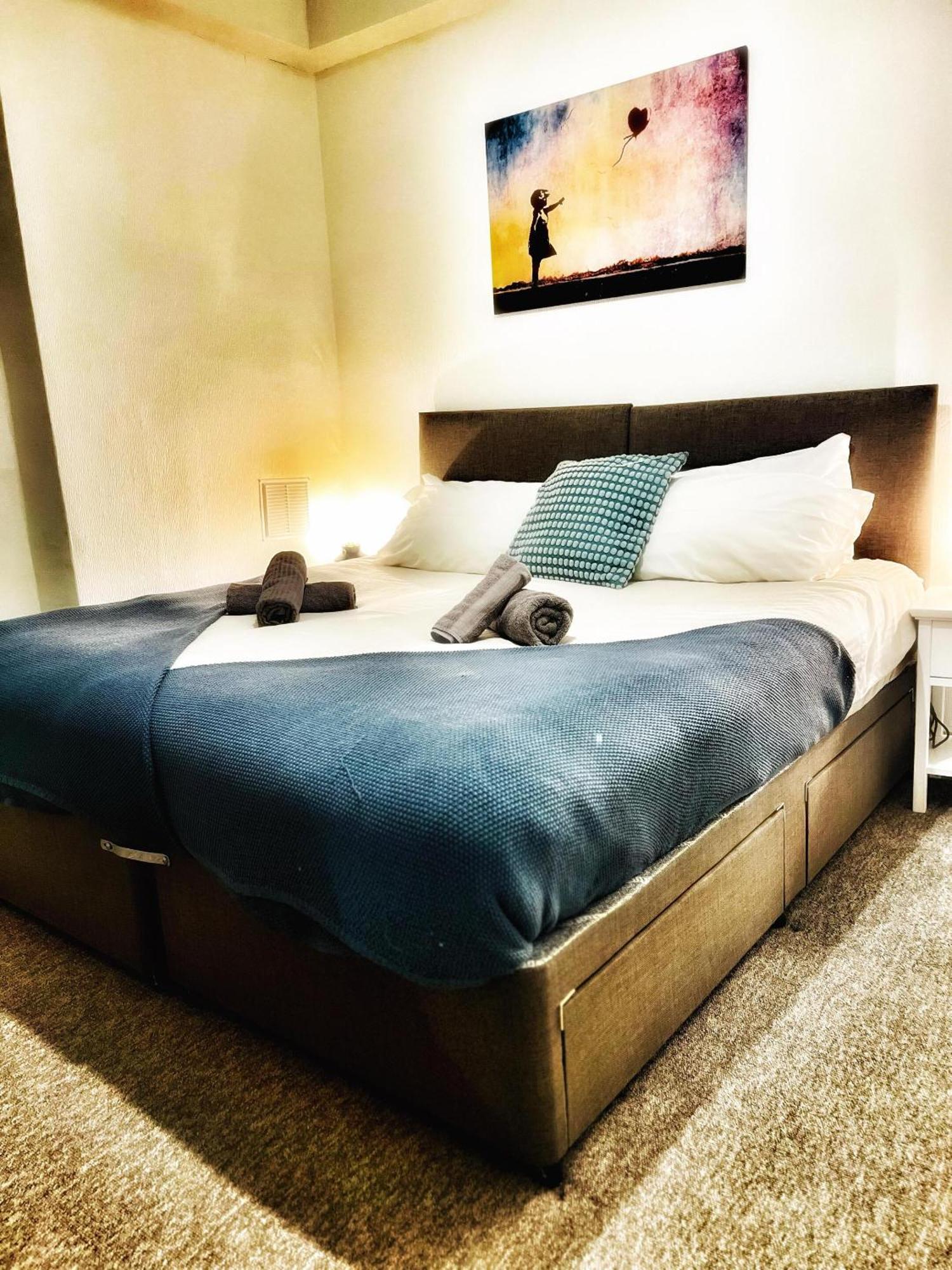 The Sand Bank - Flat 1, Cosy, Central, Sleeps 4, 7 Min From The Beach, Pet Friendly, Parking, Wifi, Kitchen,Washer,Private Exit *