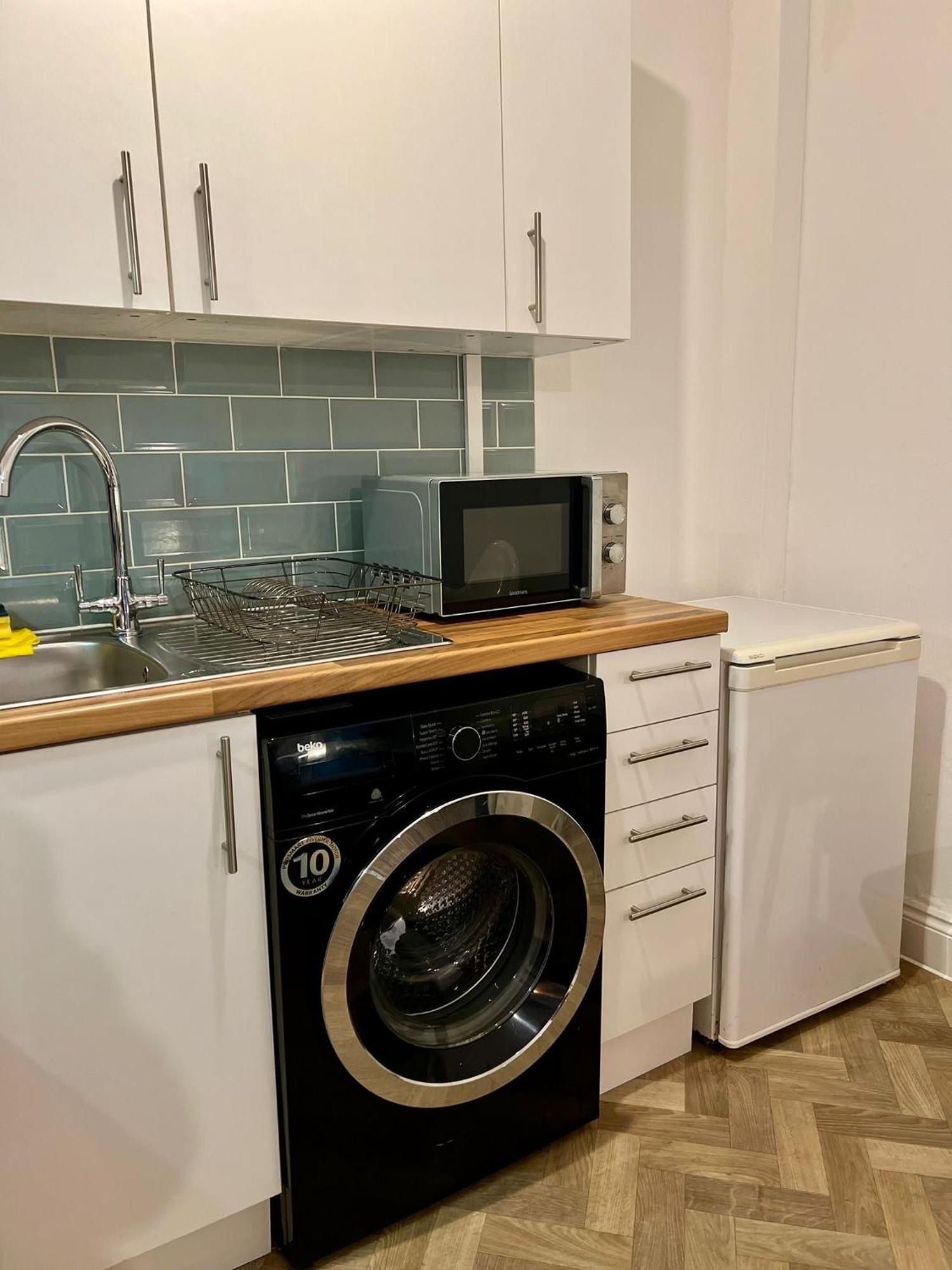The Sand Bank - Flat 1, Cosy, Central, Sleeps 4, 7 Min From The Beach, Pet Friendly, Parking, Wifi, Kitchen,Washer,Private Exit * Bournemouth