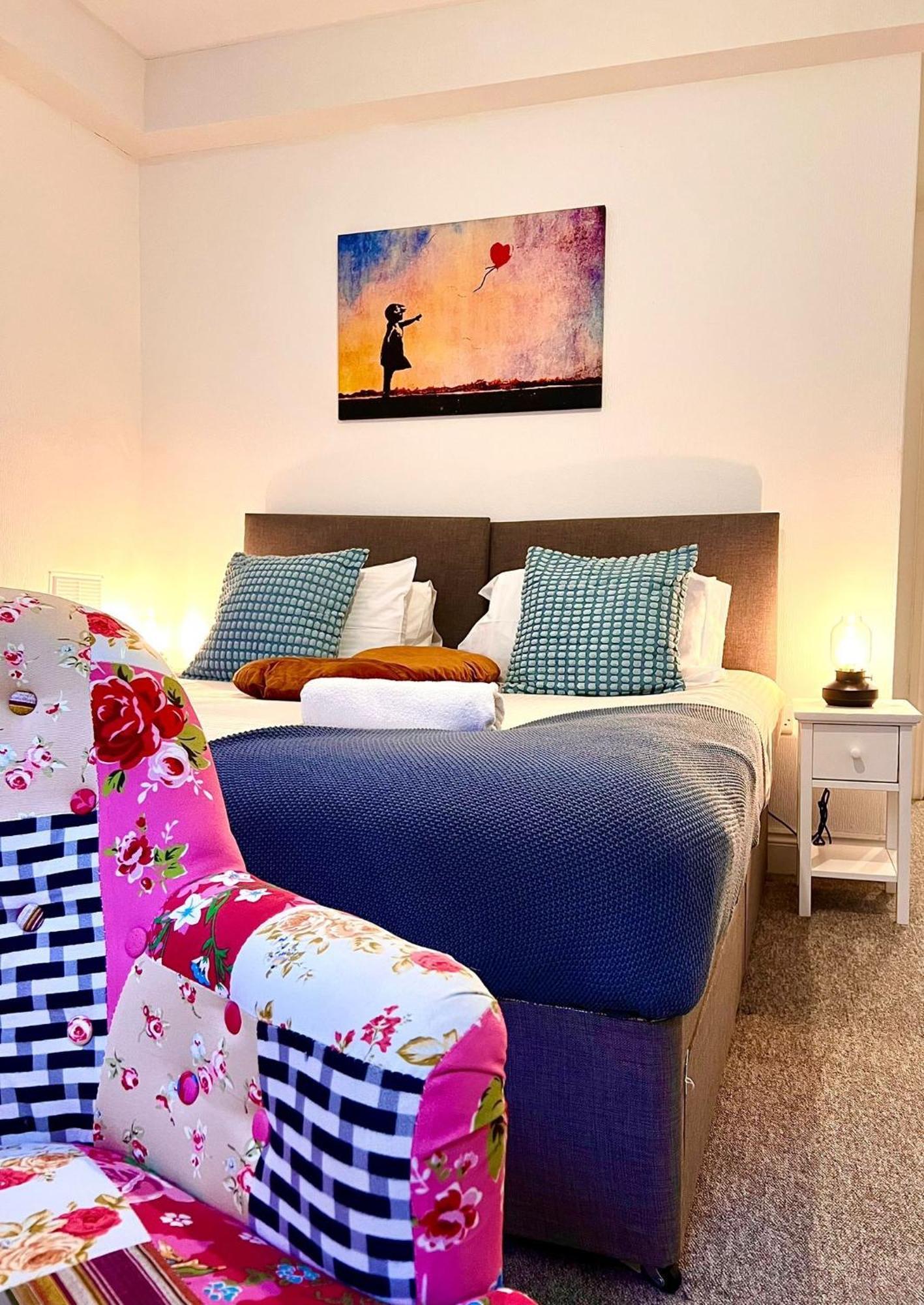 The Sand Bank - Flat 1, Cosy, Central, Sleeps 4, 7 Min From The Beach, Pet Friendly, Parking, Wifi, Kitchen,Washer,Private Exit Apartment *