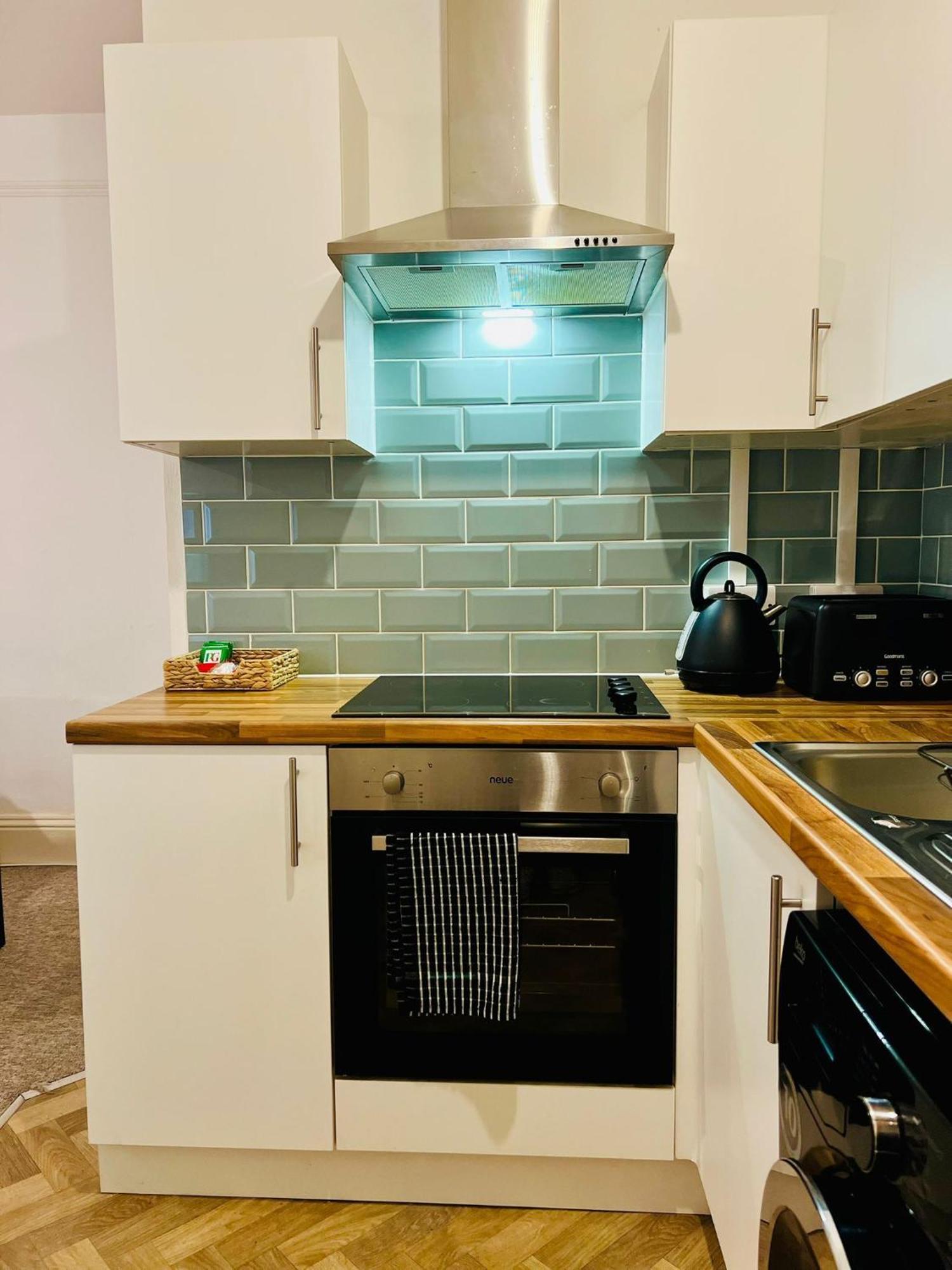 The Sand Bank - Flat 1, Cosy, Central, Sleeps 4, 7 Min From The Beach, Pet Friendly, Parking, Wifi, Kitchen,Washer,Private Exit Apartment Bournemouth