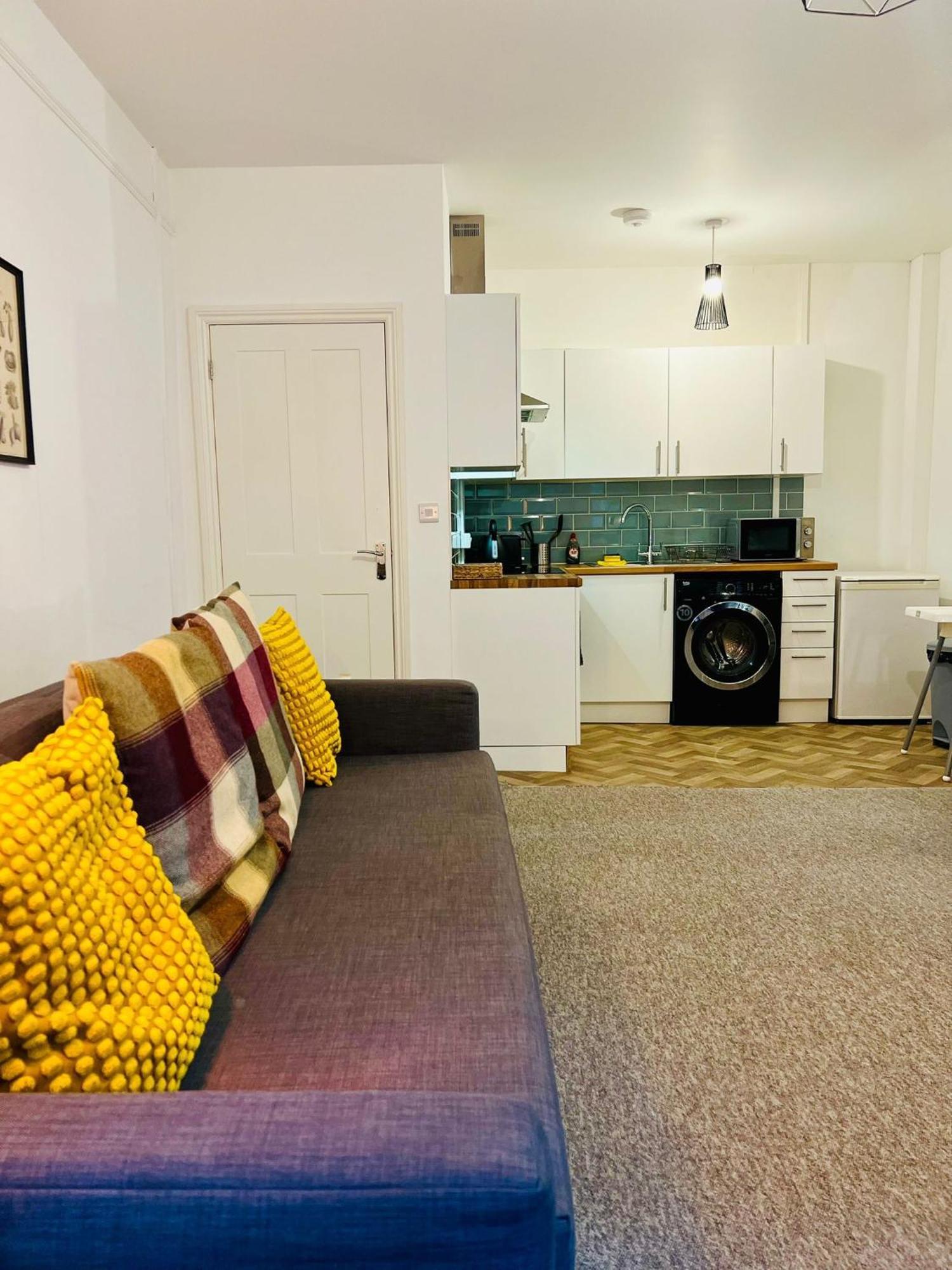 Apartment The Sand Bank - Flat 1, Cosy, Central, Sleeps 4, 7 Min From The Beach, Pet Friendly, Parking, Wifi, Kitchen,Washer,Private Exit Bournemouth