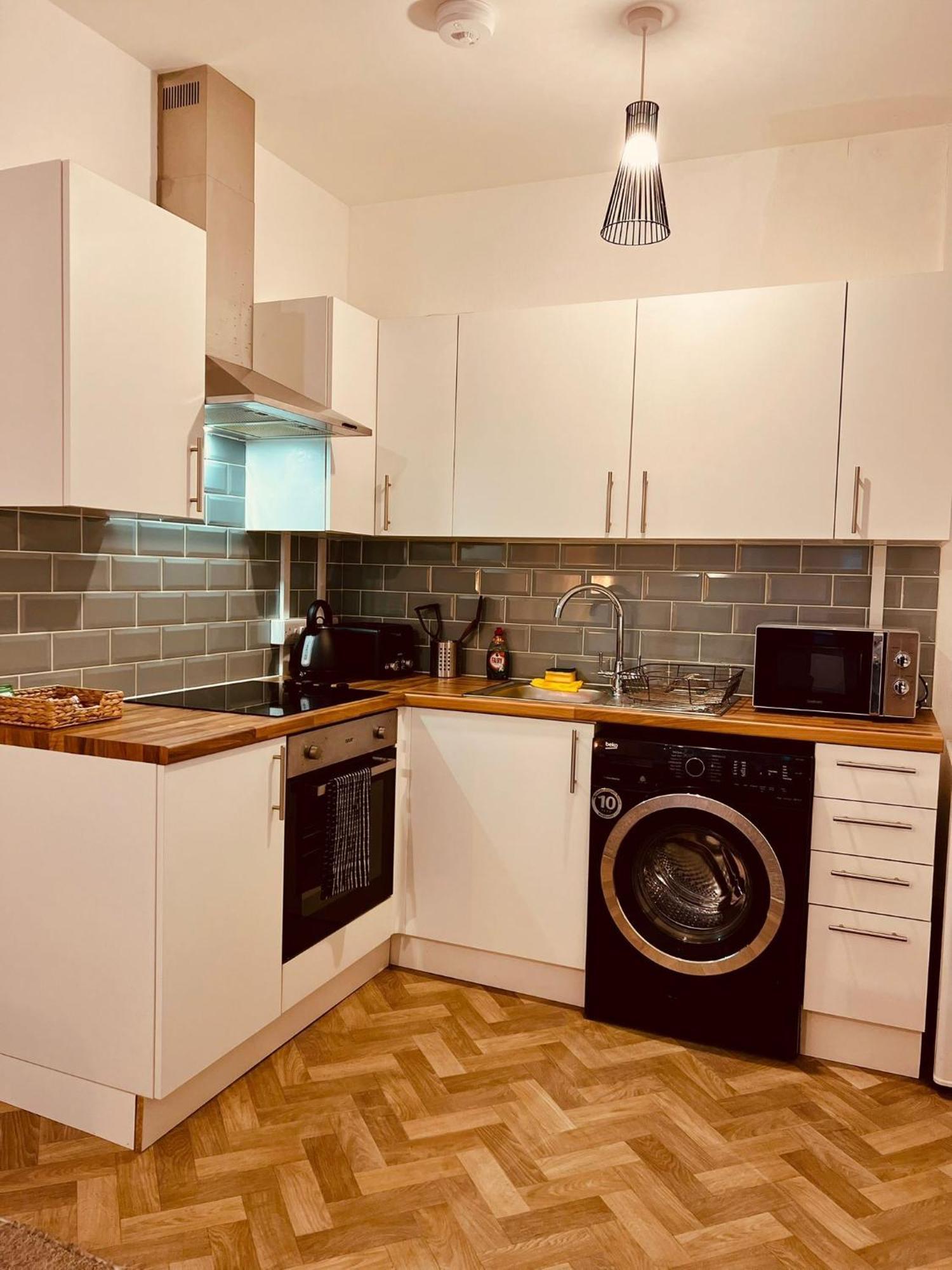 The Sand Bank - Flat 1, Cosy, Central, Sleeps 4, 7 Min From The Beach, Pet Friendly, Parking, Wifi, Kitchen,Washer,Private Exit Bournemouth