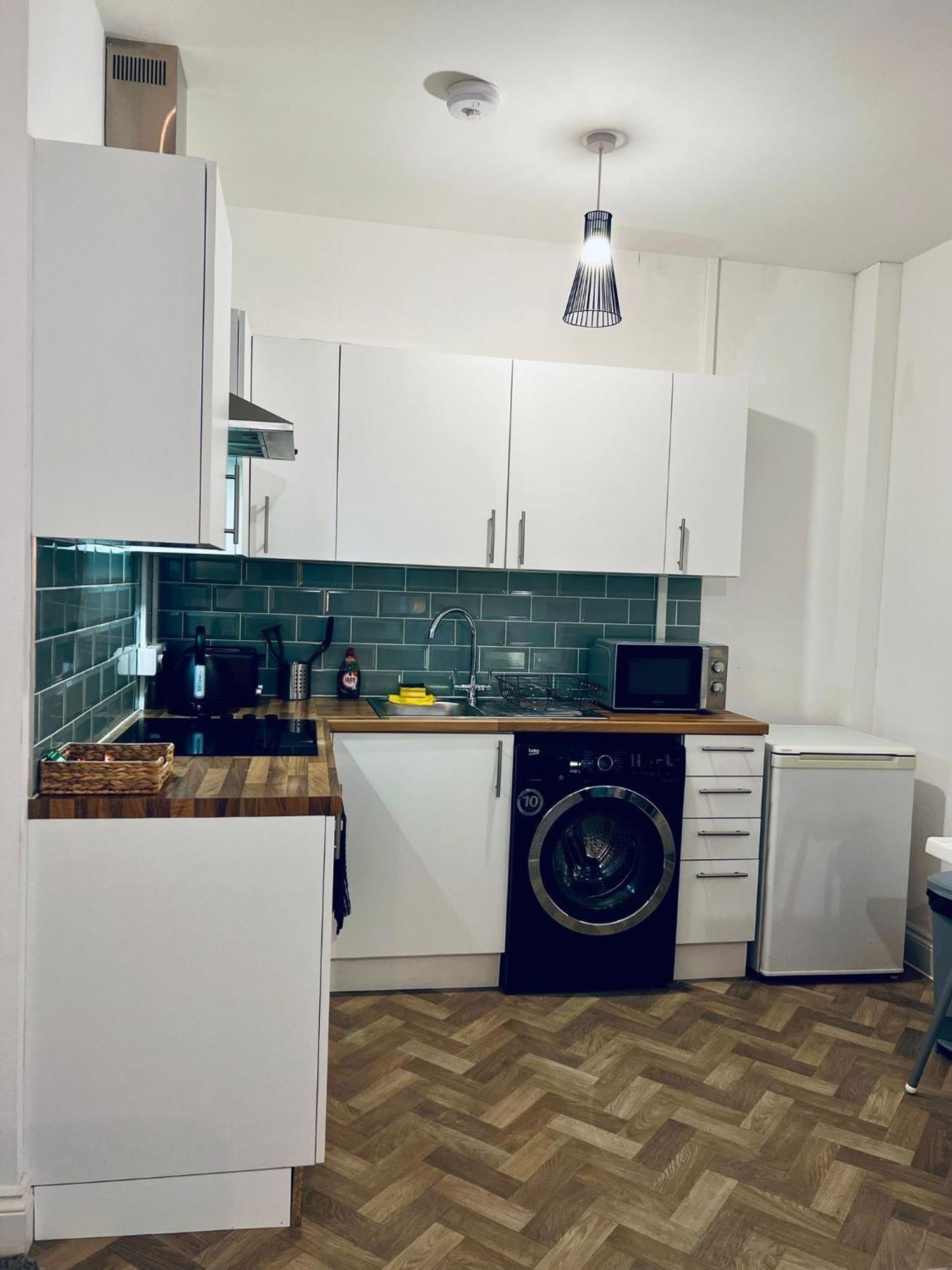 The Sand Bank - Flat 1, Cosy, Central, Sleeps 4, 7 Min From The Beach, Pet Friendly, Parking, Wifi, Kitchen,Washer,Private Exit * Bournemouth