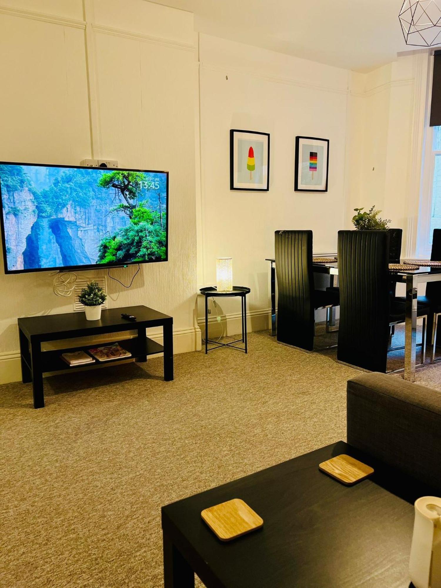 The Sand Bank - Flat 1, Cosy, Central, Sleeps 4, 7 Min From The Beach, Pet Friendly, Parking, Wifi, Kitchen,Washer,Private Exit