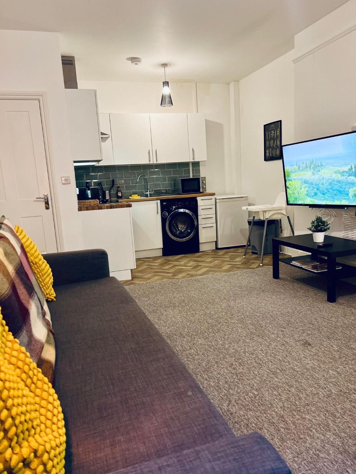 The Sand Bank - Flat 1, Cosy, Central, Sleeps 4, 7 Min From The Beach, Pet Friendly, Parking, Wifi, Kitchen,Washer,Private Exit Apartment