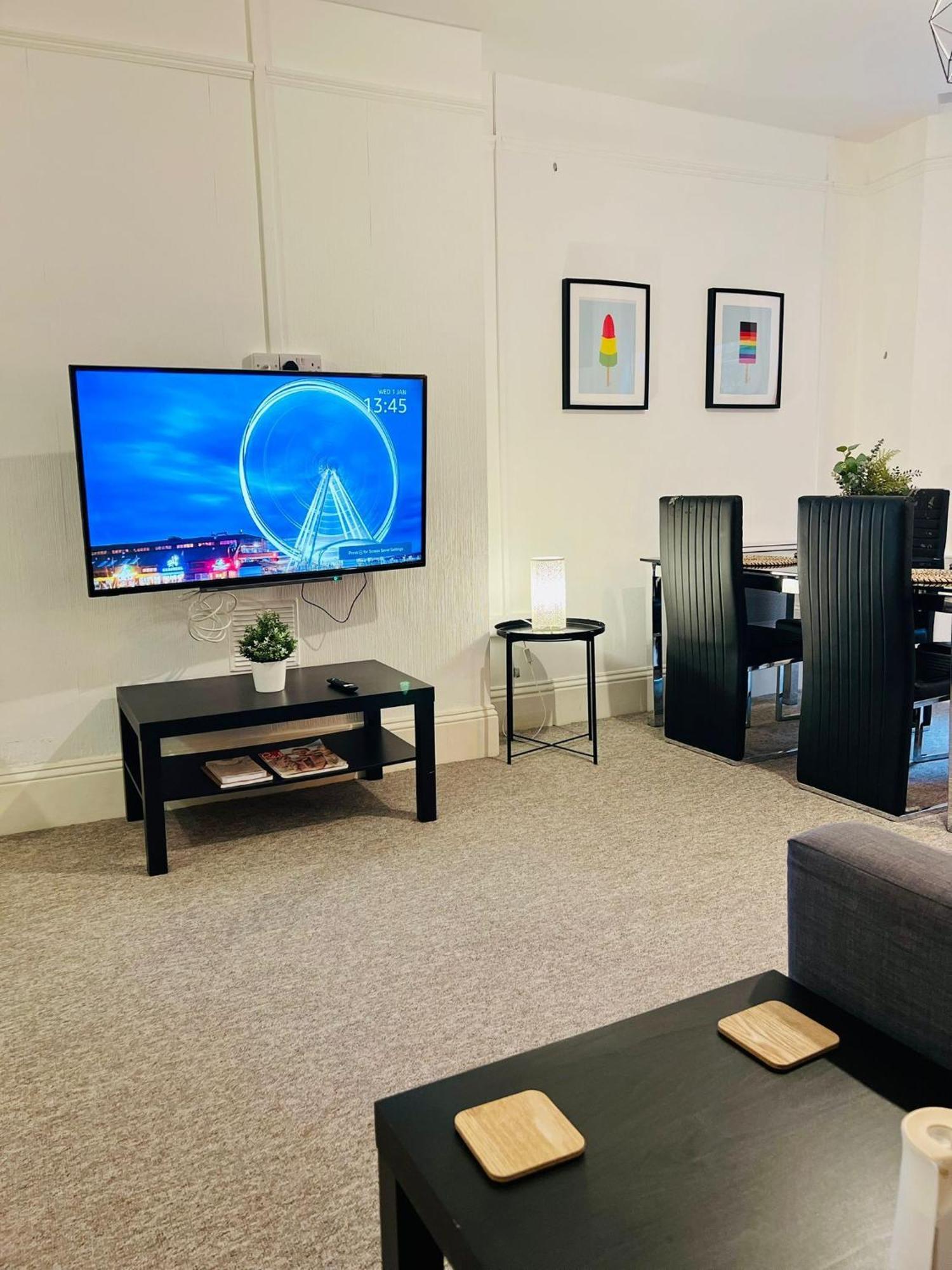 Apartment The Sand Bank - Flat 1, Cosy, Central, Sleeps 4, 7 Min From The Beach, Pet Friendly, Parking, Wifi, Kitchen,Washer,Private Exit