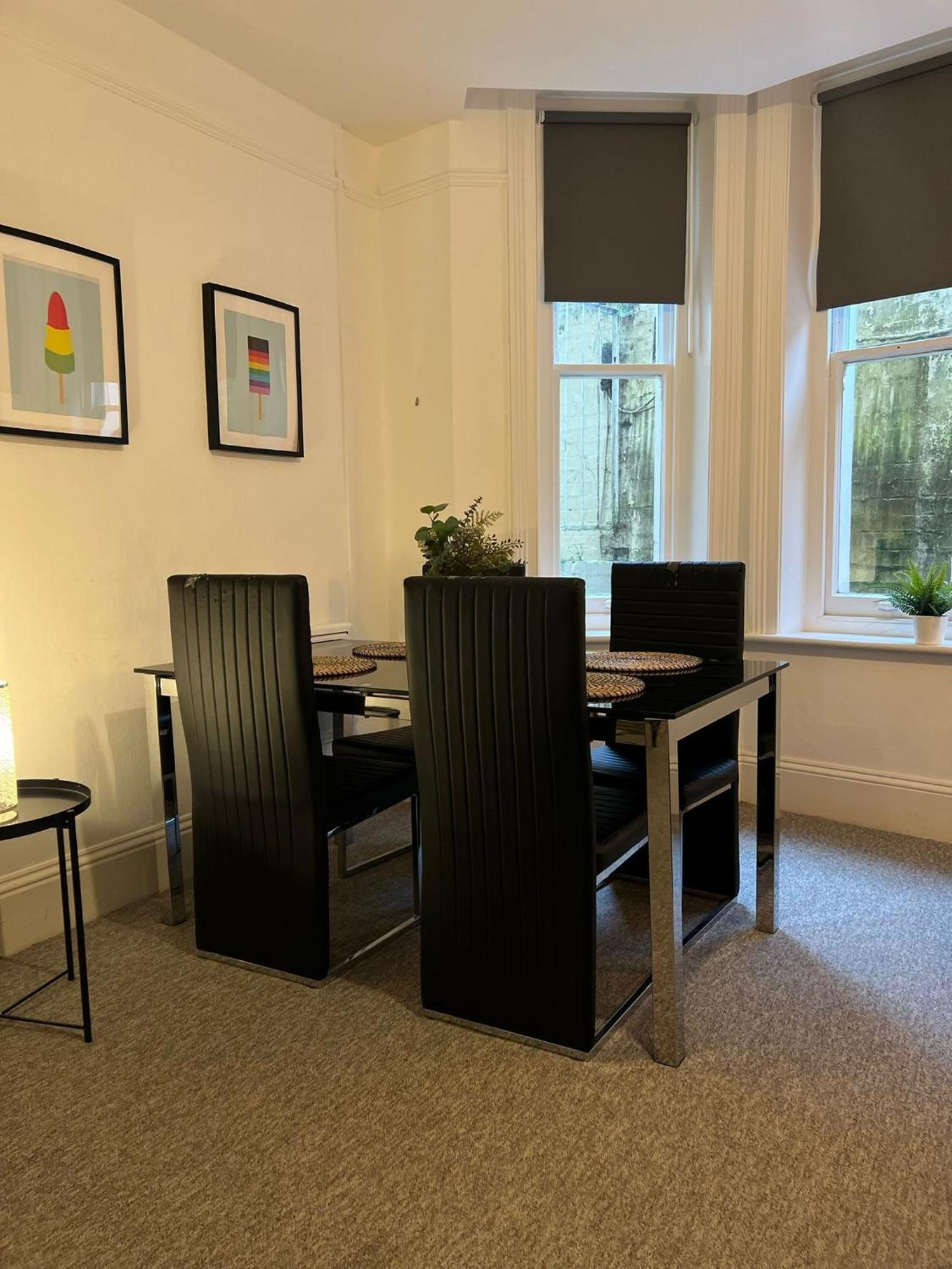 The Sand Bank - Flat 1, Cosy, Central, Sleeps 4, 7 Min From The Beach, Pet Friendly, Parking, Wifi, Kitchen,Washer,Private Exit Apartment *