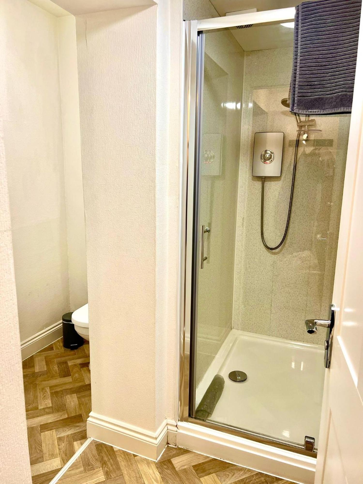Apartment The Sand Bank - Flat 1, Cosy, Central, Sleeps 4, 7 Min From The Beach, Pet Friendly, Parking, Wifi, Kitchen,Washer,Private Exit Bournemouth