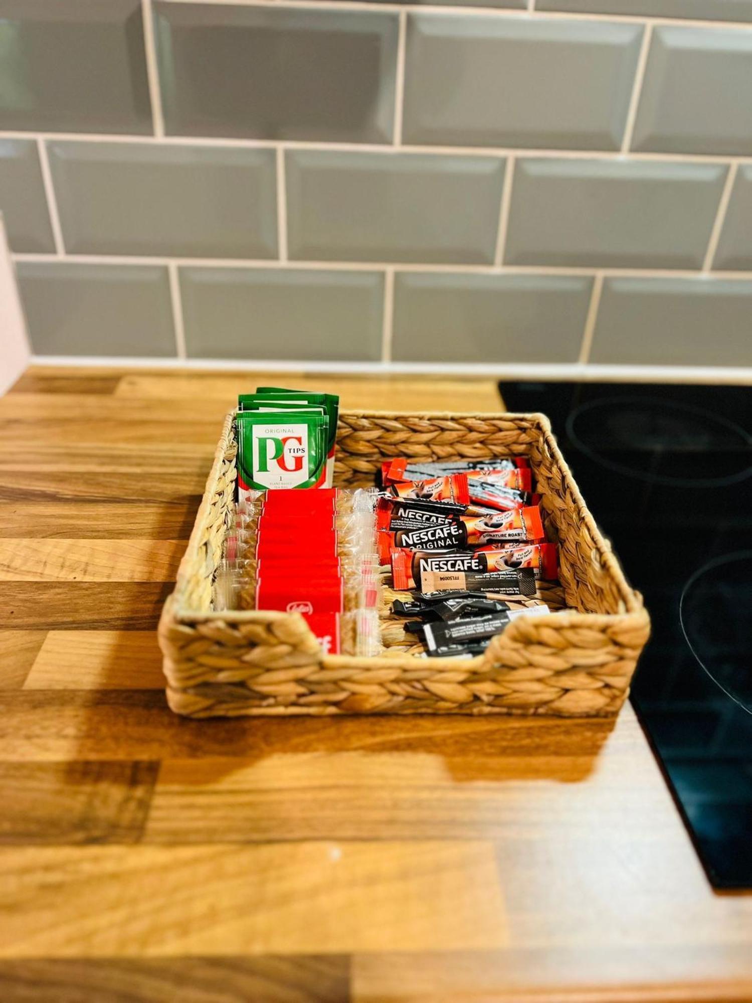 The Sand Bank - Flat 1, Cosy, Central, Sleeps 4, 7 Min From The Beach, Pet Friendly, Parking, Wifi, Kitchen,Washer,Private Exit Apartment Bournemouth