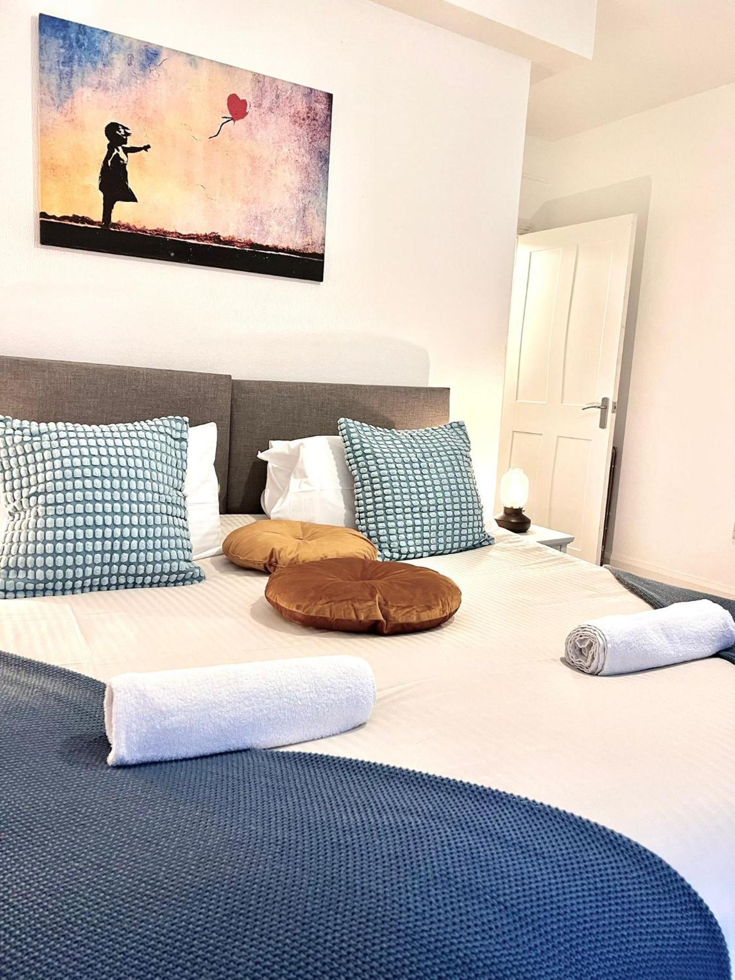 Apartment The Sand Bank - Flat 1, Cosy, Central, Sleeps 4, 7 Min From The Beach, Pet Friendly, Parking, Wifi, Kitchen,Washer,Private Exit Bournemouth