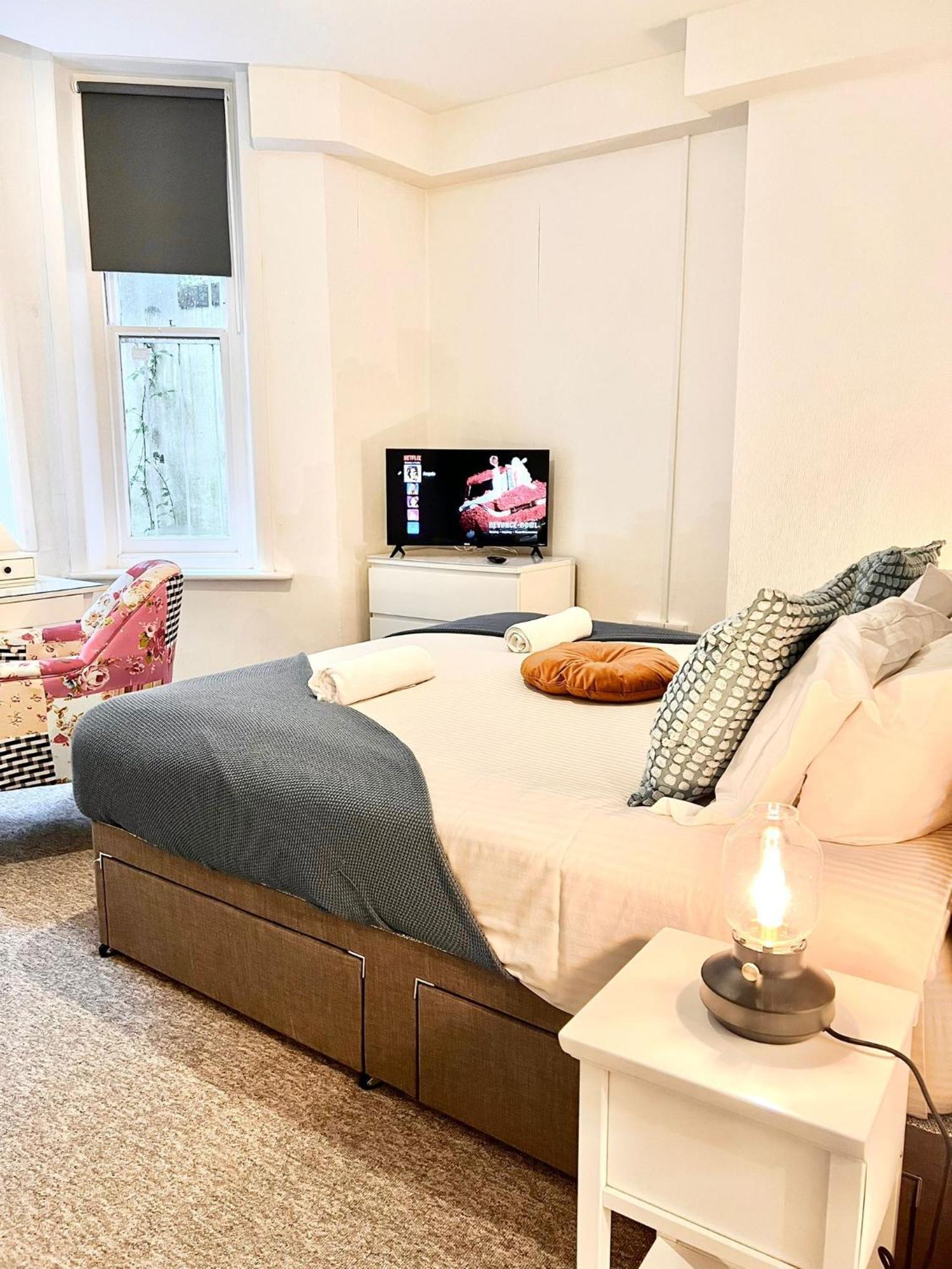 The Sand Bank - Flat 1, Cosy, Central, Sleeps 4, 7 Min From The Beach, Pet Friendly, Parking, Wifi, Kitchen,Washer,Private Exit * Bournemouth