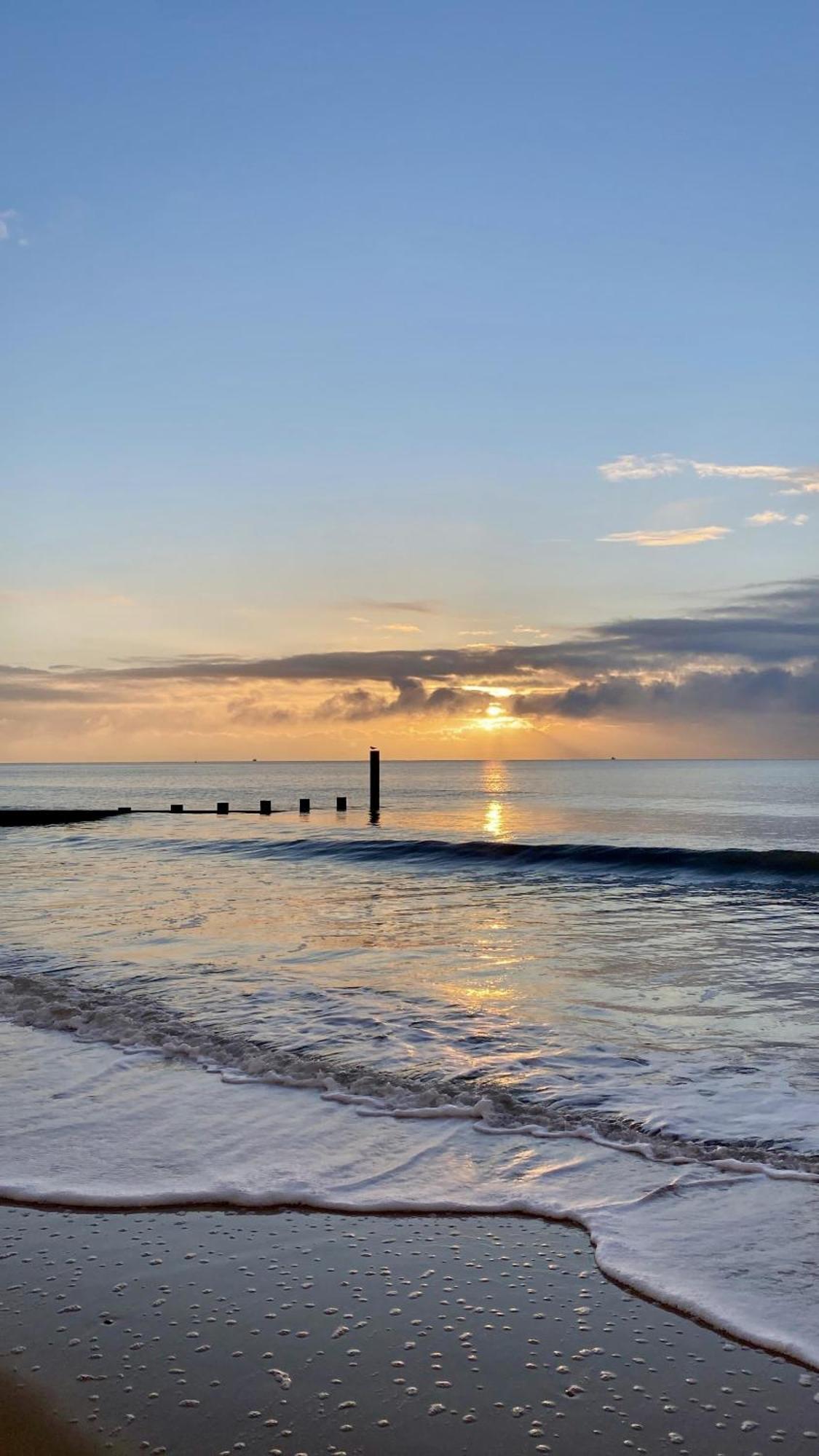 The Sand Bank - Flat 1, Cosy, Central, Sleeps 4, 7 Min From The Beach, Pet Friendly, Parking, Wifi, Kitchen,Washer,Private Exit Apartment *