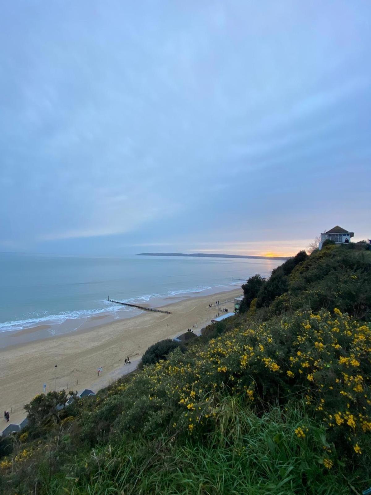 Apartment The Sand Bank - Flat 1, Cosy, Central, Sleeps 4, 7 Min From The Beach, Pet Friendly, Parking, Wifi, Kitchen,Washer,Private Exit *