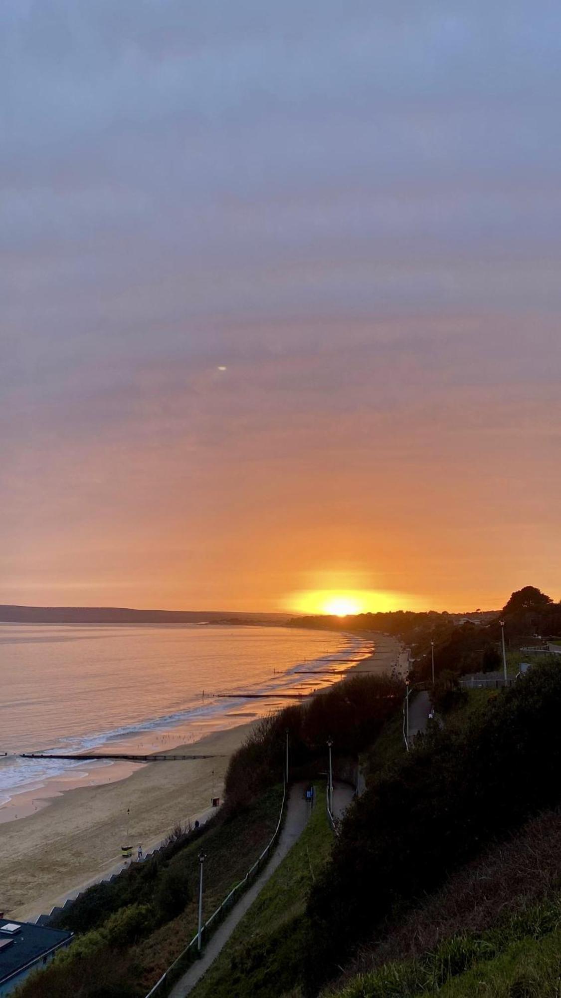 The Sand Bank - Flat 1, Cosy, Central, Sleeps 4, 7 Min From The Beach, Pet Friendly, Parking, Wifi, Kitchen,Washer,Private Exit Apartment Bournemouth