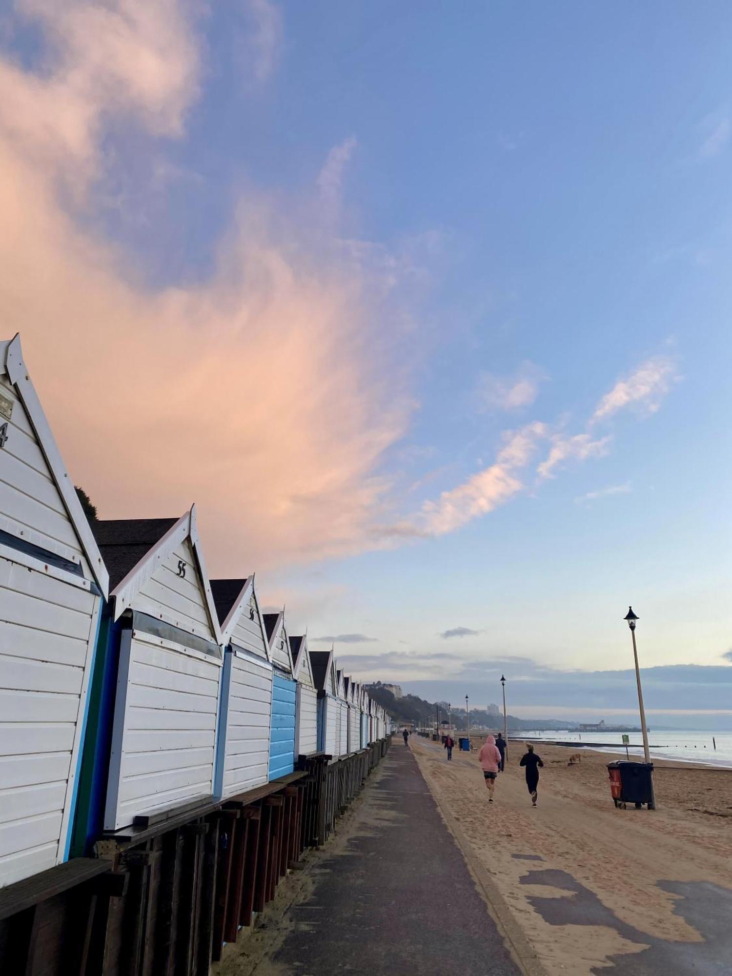 The Sand Bank - Flat 1, Cosy, Central, Sleeps 4, 7 Min From The Beach, Pet Friendly, Parking, Wifi, Kitchen,Washer,Private Exit Apartment
