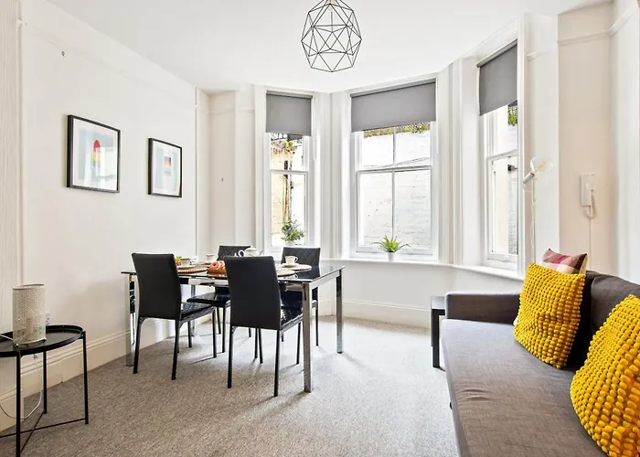 The Sand Bank - Flat 1, Cosy, Central Bournemouth, Sleeps 4, 7 Min From The Beach, Pet Friendly, Parking, Wifi, Kitchen,Washer,Private Exit