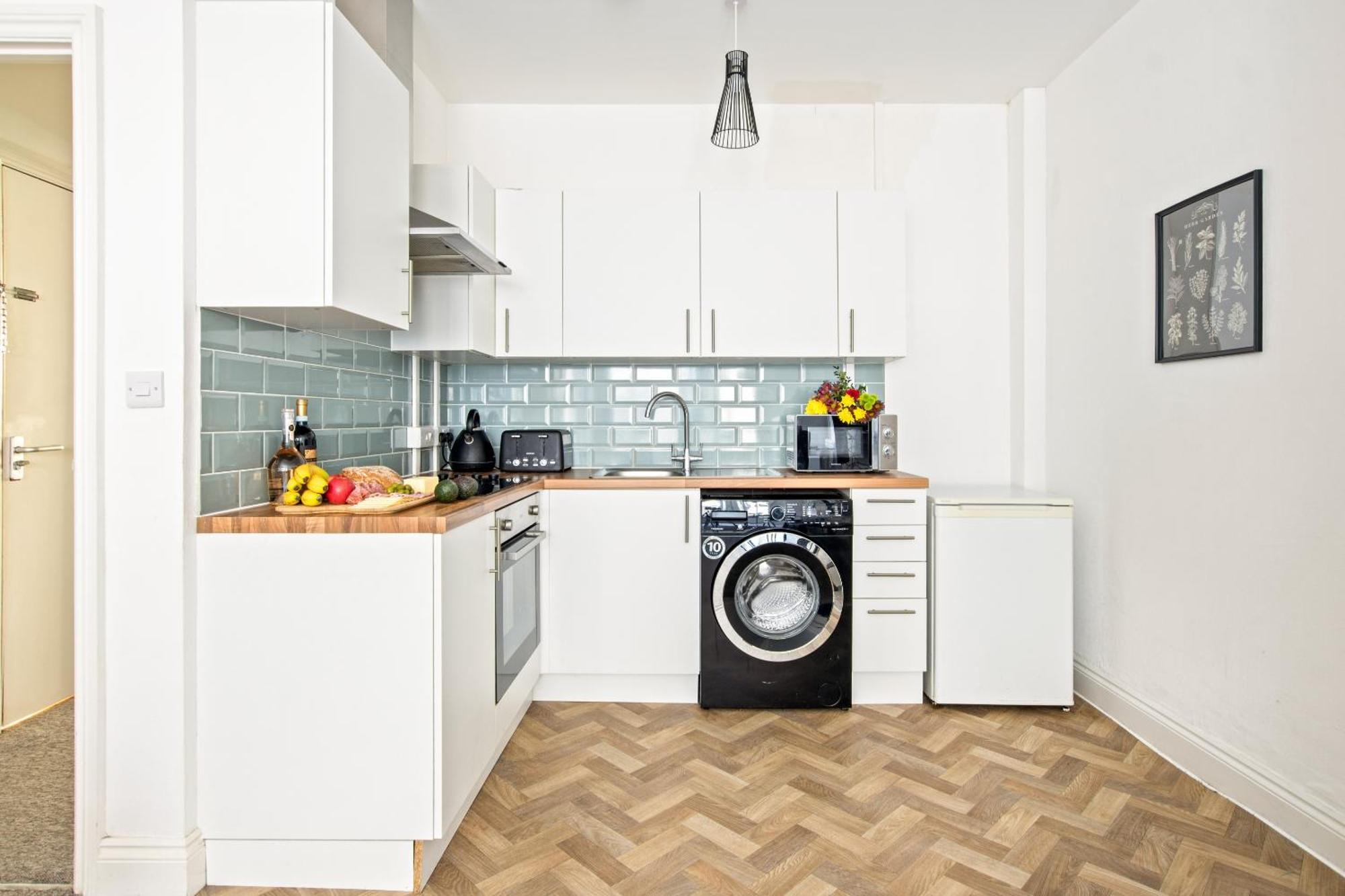 The Bank - Flat 1, Cosy, Bournemouth, Sleeps 4, 7 Min From The Beach, Pet Friendly, Parking, Wifi, Kitchen,washer,private Exit