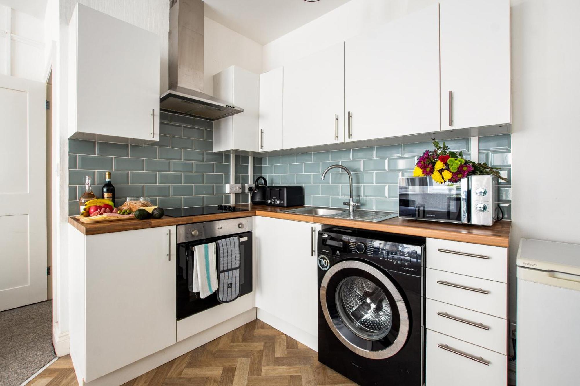 The Bank - Flat 1, Cosy, Bournemouth, Sleeps 4, 7 Min From The Beach, Pet Friendly, Parking, Wifi, Kitchen,washer,private Exit Bournemouth