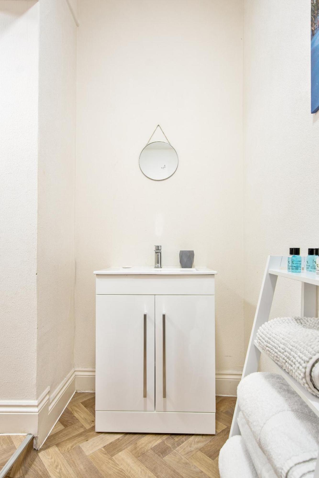 The Bank - Flat 1, Cosy, Bournemouth, Sleeps 4, 7 Min From The Beach, Pet Friendly, Parking, Wifi, Kitchen,washer,private Exit