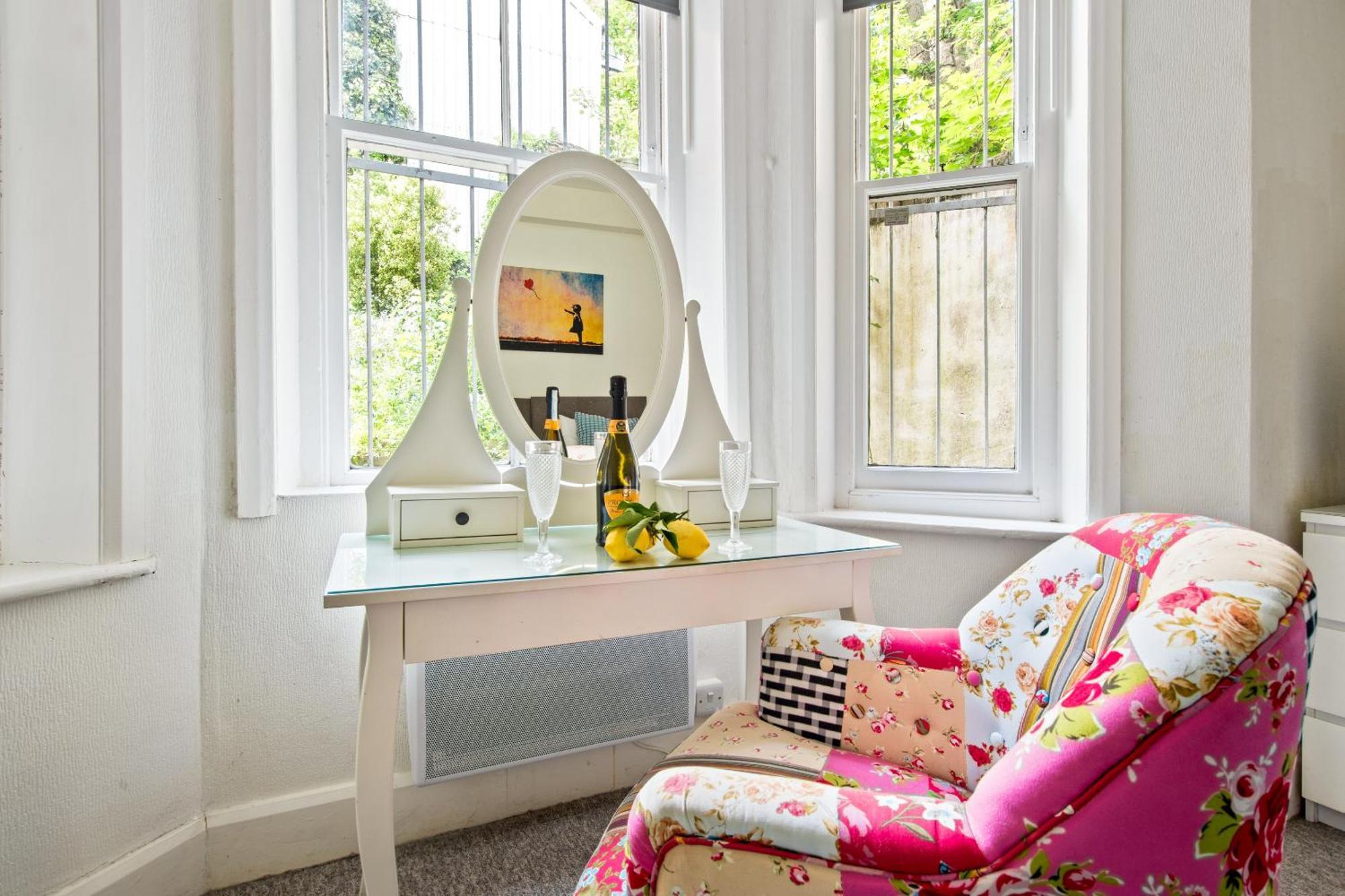Appartamento The Bank - Flat 1, Cosy, Bournemouth, Sleeps 4, 7 Min From The Beach, Pet Friendly, Parking, Wifi, Kitchen,washer,private Exit Bournemouth
